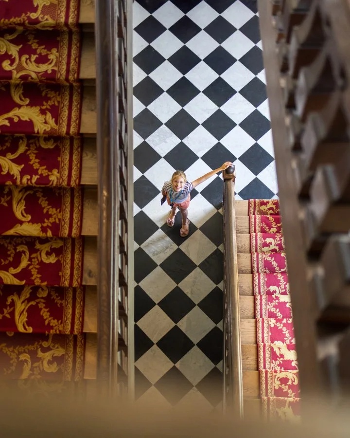 Daniek - Daniek im Schloss Hoensbroek, Süd-Limburg 🏰 Zwischen hohen Fenstern, alten Mauern und sanftem Licht – ein Hauch von Geschichte mit einem Lächeln der G... - Portret - Limburg, Kasteel Hoensbroek