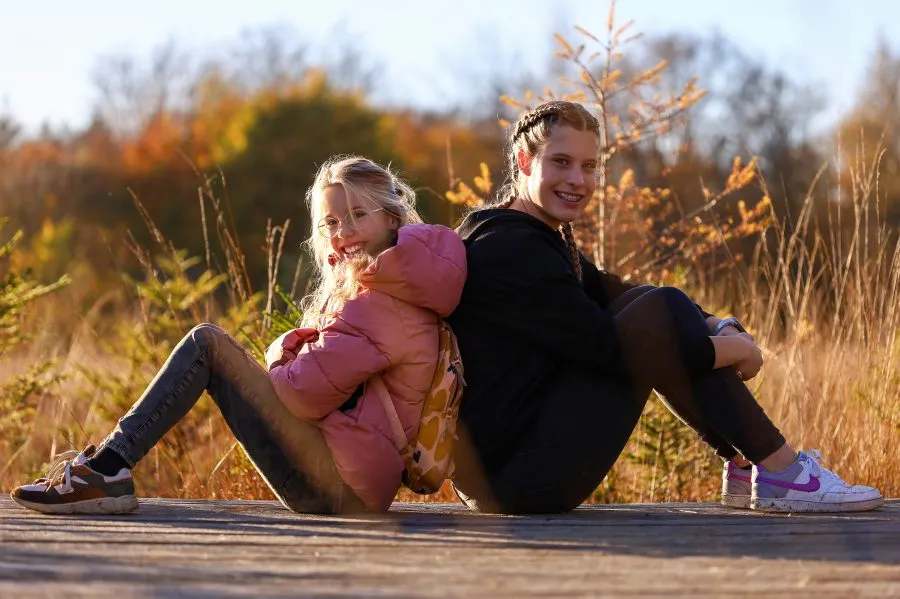 Daniek and Sherren - Sisters in golden light 🌿 - Portret - Nationaal Park Dwingelderveld