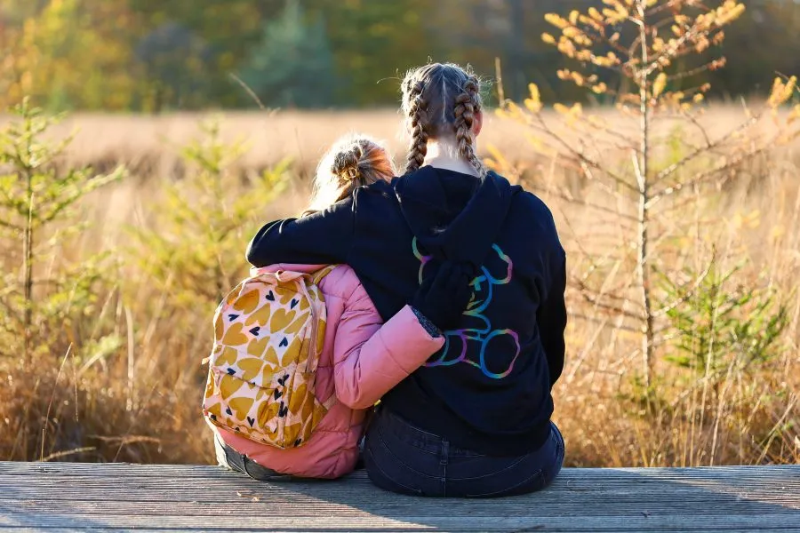 Daniek and Sherren - Sisters in golden light 🌿 - Portret - Nationaal Park Dwingelderveld
