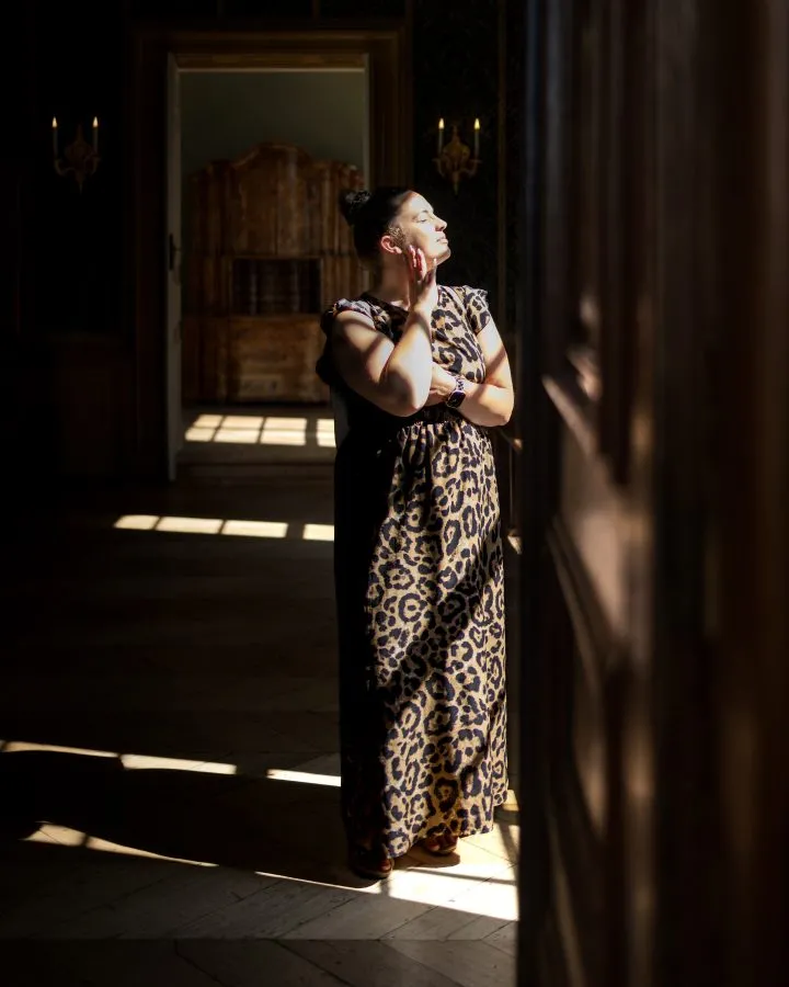 Ilona - Porträt von Ilona im grünen Schlafzimmer von Schloss Hoensbroek, Süd-Limburg ⛪ Alte Mauern, sanftes Licht und ein Hauch Geschichte – ein Moment, in de... - Portret - Limburg, Kasteel Hoensbroek