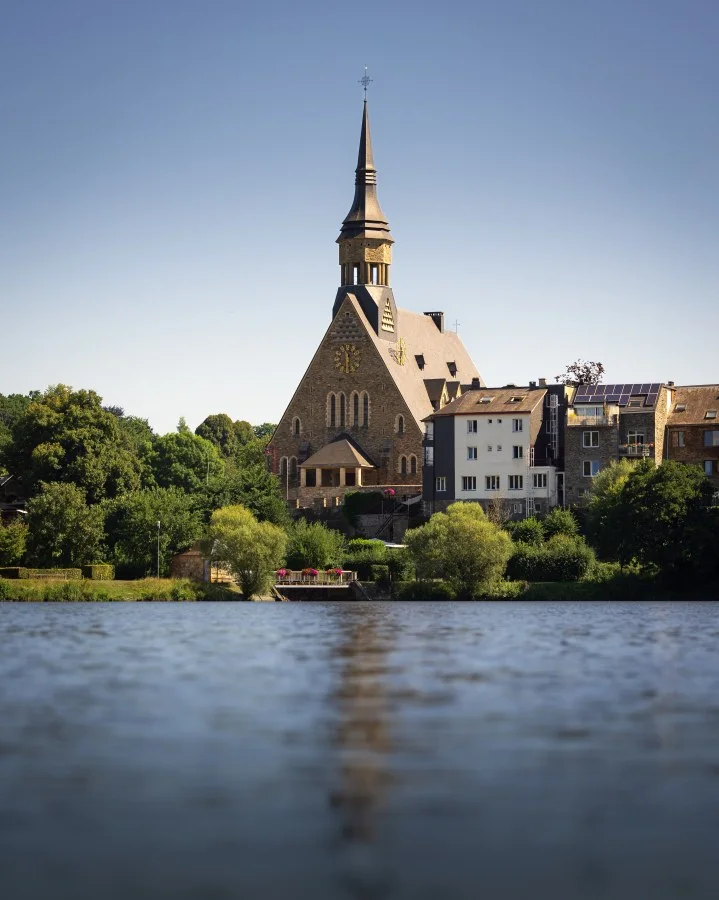 Monument van het geheime leger - Waar geschiedenis en stilte samenkomen ⛪🇧🇪 In Vielsalm, diep in de Ardennen, stuitte ik op deze prachtige kerk aan het water. Een plek vol karakter —... - Landscape - Vielsalm