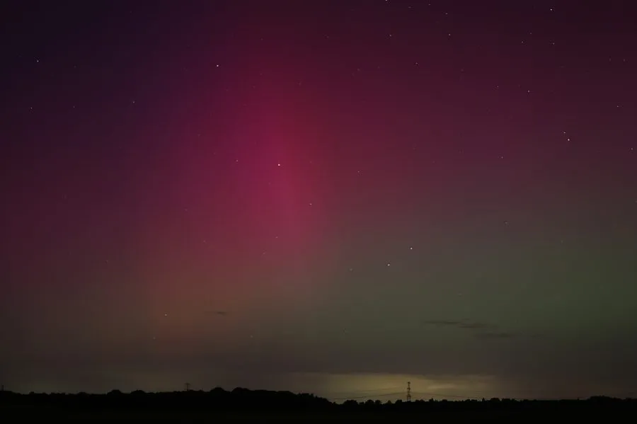 Noorderlicht in Emmen - Magie boven Drentse grond 💫 Het noorderlicht danst zacht boven Emmen, sluiers van groen en paars bewegen door de nacht. De stad slaapt, de hemel ademt... - Landscape - Emmen, Emmermeer