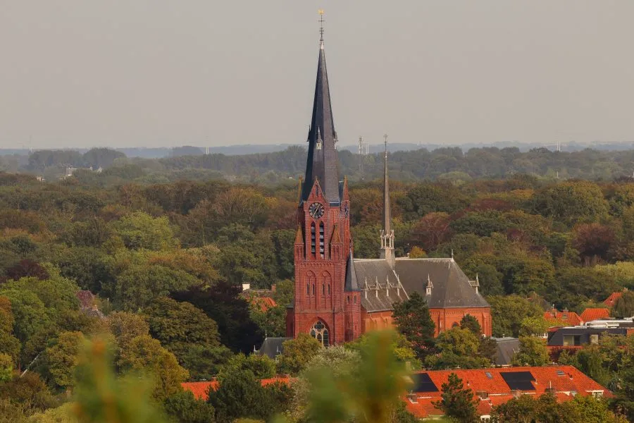 Sankt-Willibrord-Kirche - Zeit in Stein 🌤️ Die Sankt-Willibrord-Kirche steht still im sanften Licht, ihr Turm zeigt zum Himmel. Jeder Stein trägt die Last der Jahrhunderte, jed... - Landscape - Wassenaar