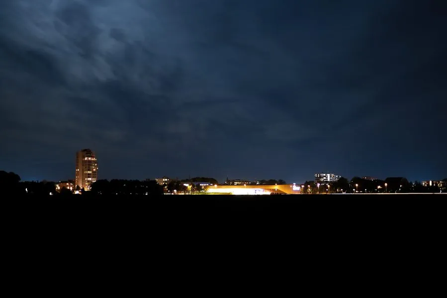 Skyline Emmen by Night - Licht onder een stille hemel 🌌 De stad Emmen rust onder een diepe nacht, haar lichten gloeien zacht als adem tegen de horizon. De wolken bewegen traag... - Landscape - Emmen, Emmermeer