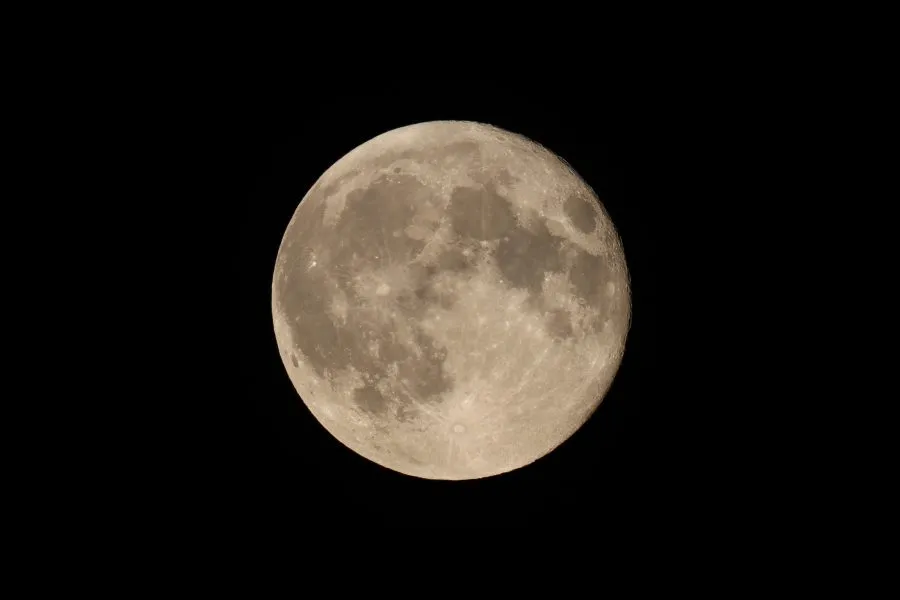 Volle maan - Licht in stilte 🌙 De volle maan hangt hoog aan de hemel, helder en kalm. Haar licht rust op aarde als een fluistering van zilver. De nacht ademt zacht... - Landscape - Emmen, Emmermeer