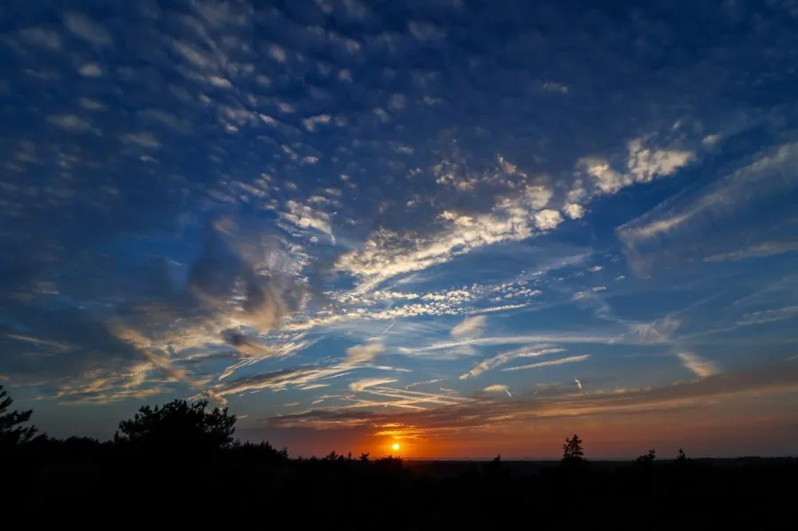 Sonnenuntergang in Wassenaar - Wo der Tag sanft vergeht 🌤️ Die Sonne sinkt langsam hinter die Dünen, ihr goldenes Licht streichelt das Land. Der Himmel färbt sich in Tönen von Kupfe... - Landscape - Wassenaar